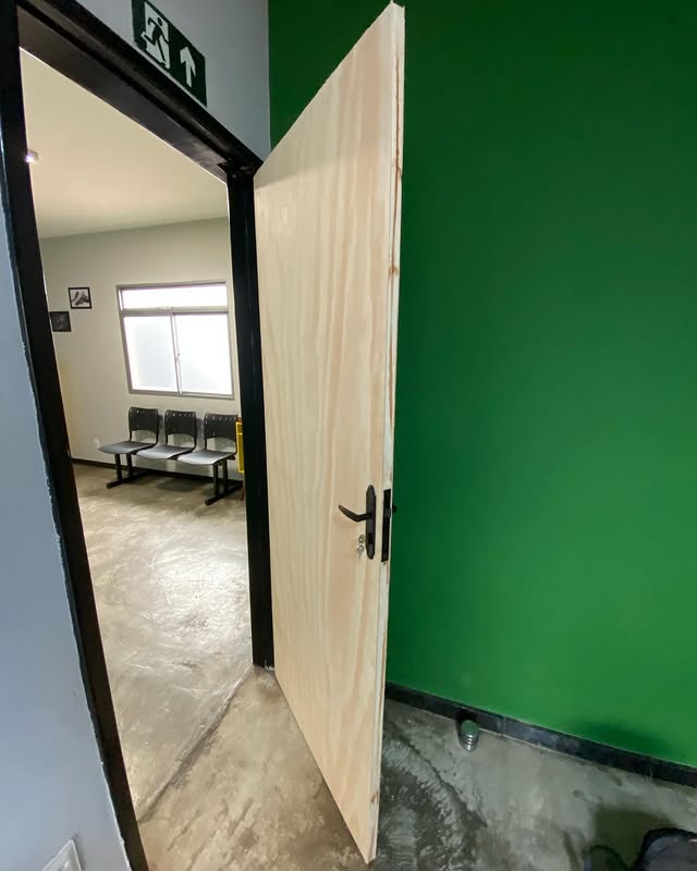 Serviço de instalação de fechadura em porta